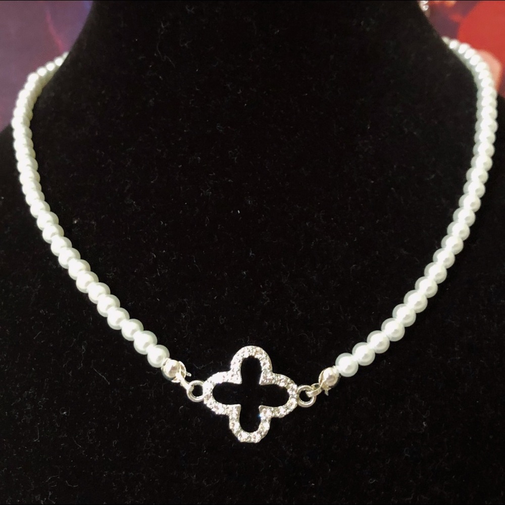 Pearl necklace with silver rhinestone pendant